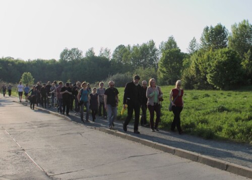 gemeinsamer Gang vom Tatort zum Grab von Helmut Sackers auf dem Städtischen Friedhof in Halberstadt.