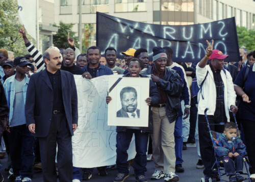 Kundgebung is Dessau, Transparent mit Text: Warum Adriano?