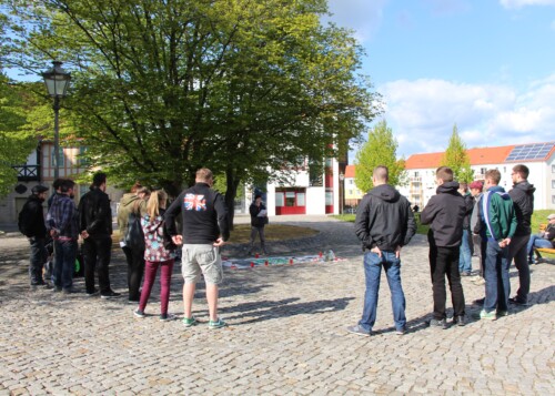 Gedenken vor dem Halberstädter Dom und Sprühkreideaktion am Tatort in der Wolfsburger Str.