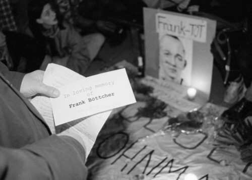 Mit persönlichen Botschaften verabschieden sich Freundinnen und Freunde von Frank Böttcher. (Foto: Ch. Ditsch/version)