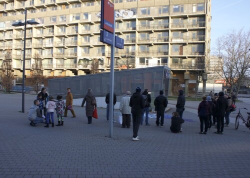 Gedenkkundgebung für Jörg Danek am Eingang des S-Bahnhofs Halle-Neustadt
