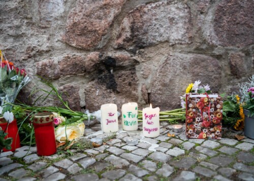 Kerzen in Gedenken an Jana Lange und Kevin Schwarze vor der Synagogenmauer