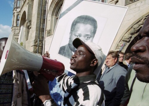 Immer wieder kritisieren Demonstrant*innen, dass rassistische Gewalt zu lange verharmlost wurde. (Foto: Ch. Ditsch/version