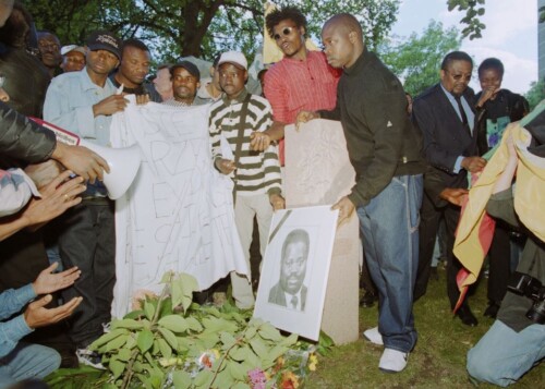 Am Tatort stellen Freund*innen ein Foto von Alberto Adriano auf und legen Blumen nieder. (Foto: Ch. Ditsch/version)
