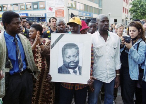Freund*innen tragen das Bild von Alberto Adriano. (Foto: Ch. Ditsch/version)