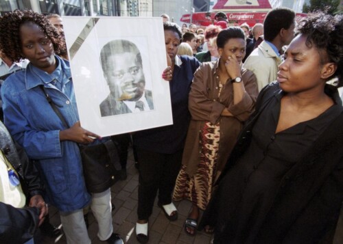 Trauer und Fassungslosigkeit prägen das Bild der Demonstration. (Foto: Ch. Ditsch/version)