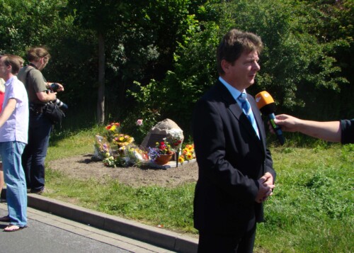 An der Einweihung des Gedenksteins nahmen auch Lokalpolitiker teil. (Foto: BgR Magdeburg)