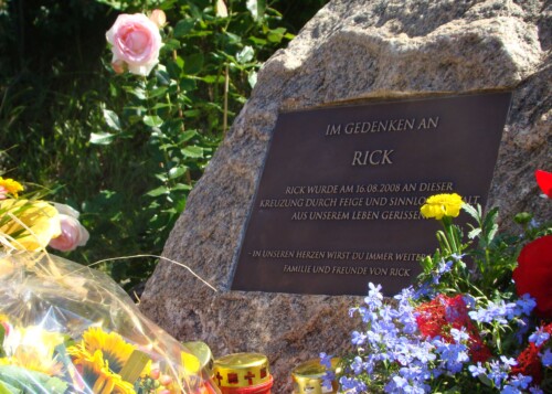 Gedenkstein für Rick Langenstein in unmittelbarer Nähe zum Tatort. (Foto: BgR Magdeburg)