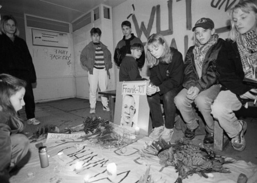 Wochenlang herrschte Ungewissheit über die Tatumstände und die Täter. Frank Böttchers Freund*innen wehrten sich gegen Unterstellungen, der Mord an ihrem Freund sei eine „Auseinandersetzung unter Punks" gewesen. (Foto: Ch. Ditsch/version)