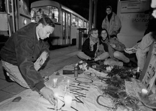 Anwohner*innen und Passant*innen besuchen die Mahnwache. (Foto: Ch. Ditsch/version)