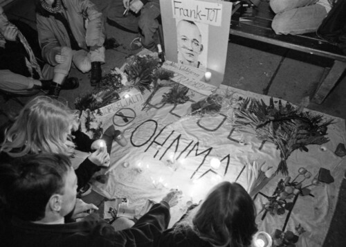 Ohnmacht und Verzweifelung prägen die Stimmung der jungen Punks, mit denen Frank Böttcher befreundet war. (Foto: Ch. Ditsch/version) Schwarz-weiß Foto, Menschen trauern am Tatort (Foto: Ch. Ditsch/version)