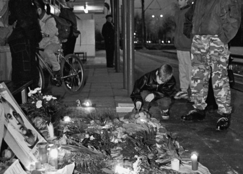 Auch Unbekannte und Anwohner besuchen die Mahnwache am Tatort. (Foto: Ch. Ditsch/version